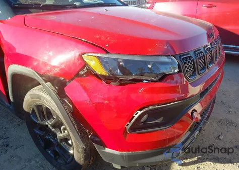 2024 Jeep Compass Latitude 4X4 z USA, uszkodzony, nr VIN 3C4NJDBN7RT600694